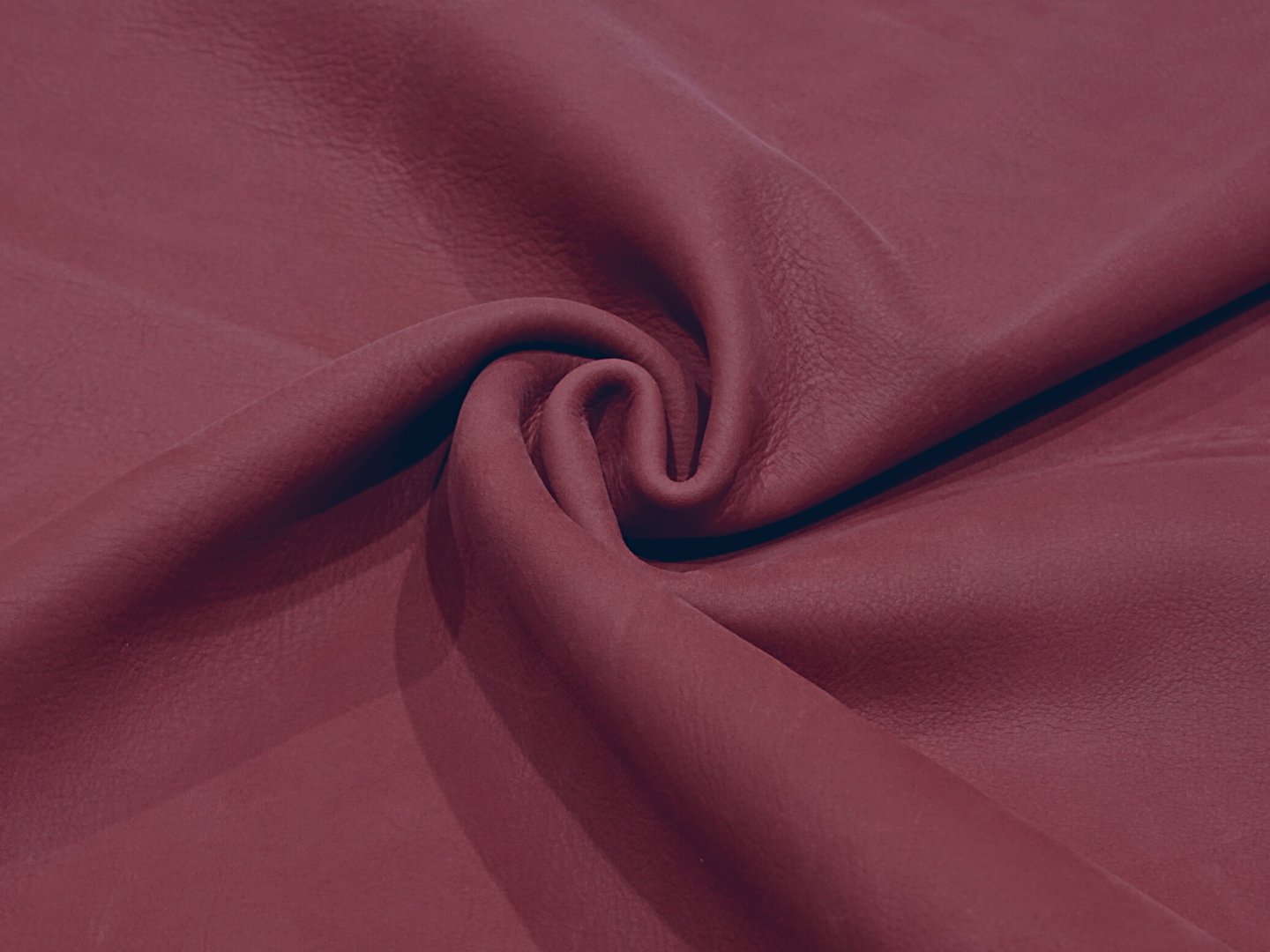 Nabucco/Top grain european bovine leather, aniline dyed with a soft, velvet surface