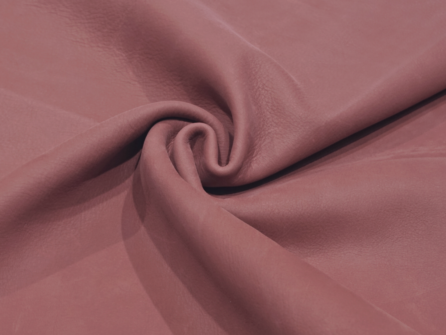 Nabucco/Top grain european bovine leather, aniline dyed with a soft, velvet surface