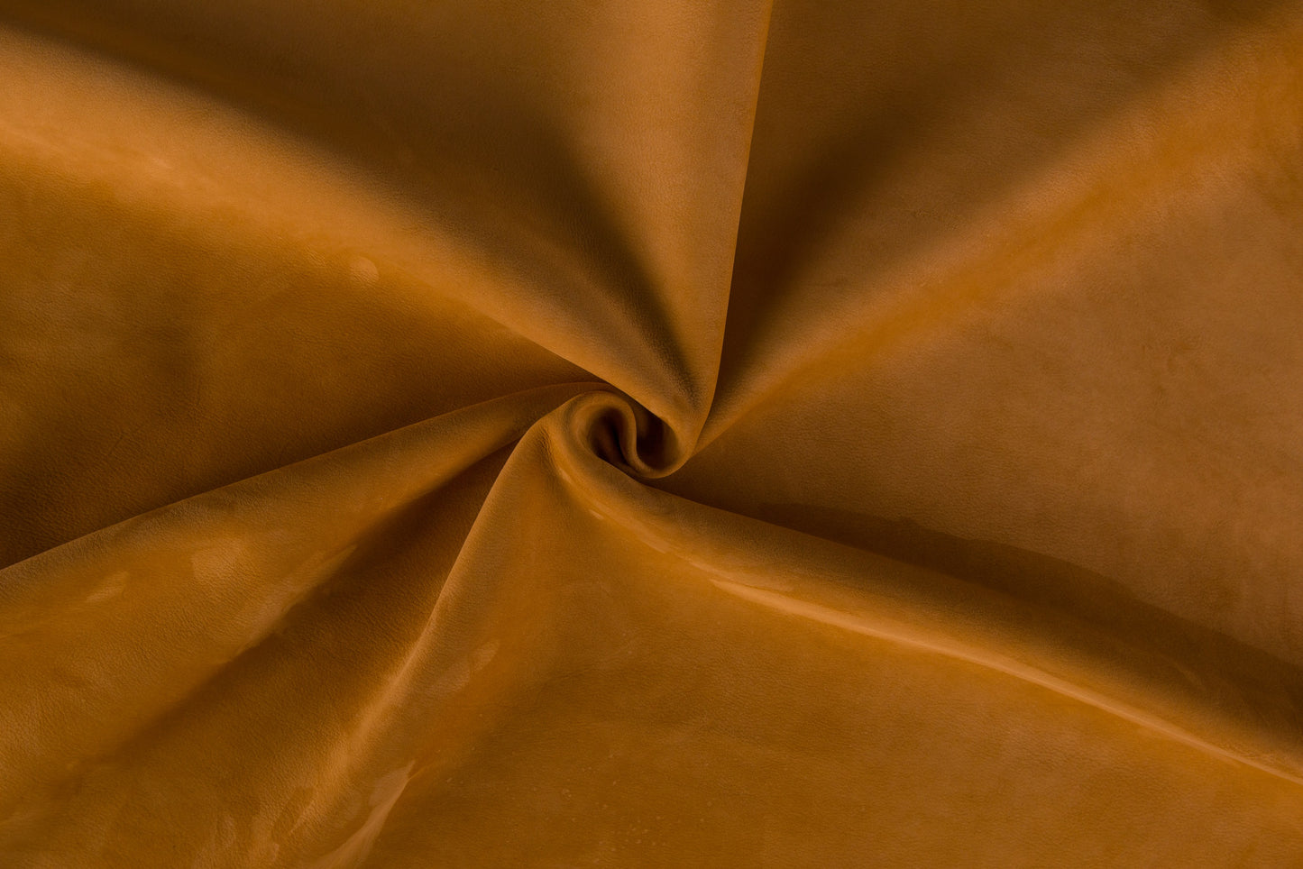 Nabucco/Top grain european bovine leather, aniline dyed with a soft, velvet surface