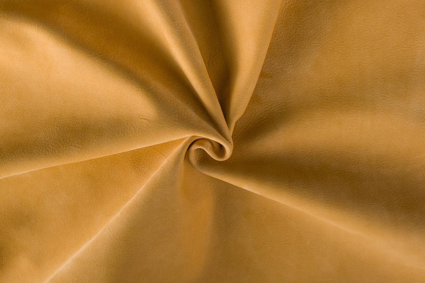 Nabucco/Top grain european bovine leather, aniline dyed with a soft, velvet surface